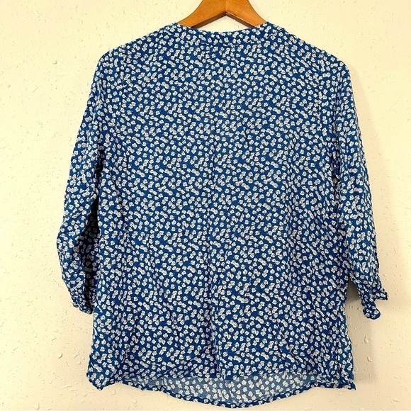 🦋 Cynthia Rowley Blue White V-Neck Floral Mid Sleeve Blouse Boho Medium - Picture 3 of 6